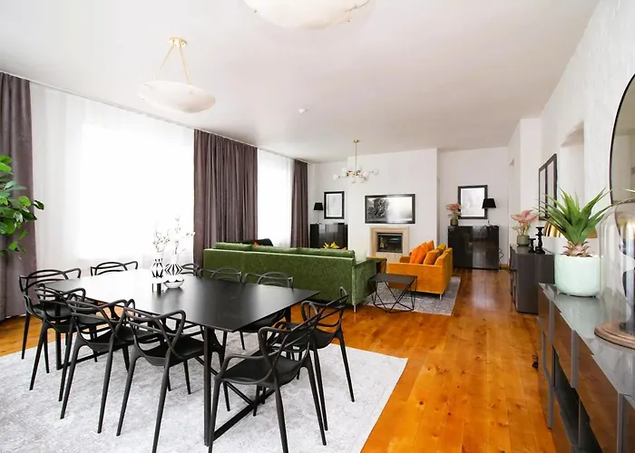 - Old Town Townhouse شقة *